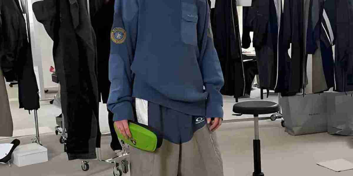 【新款推薦】巴黎世家LOGO連帽衛衣開箱｜Balenciaga衣服價格與男裝穿搭全解析