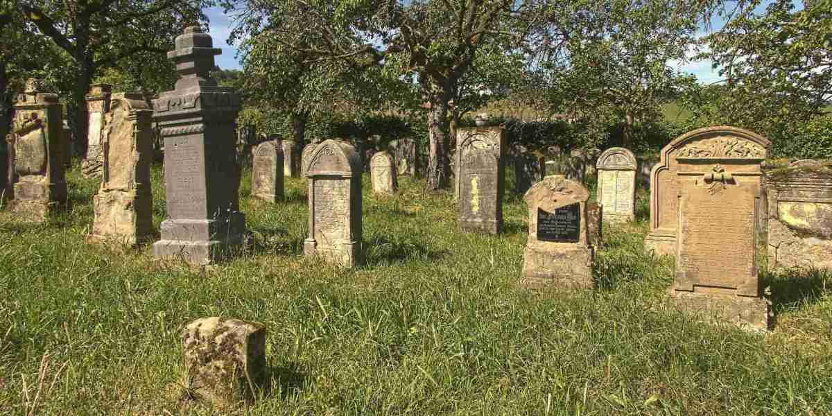 Choosing the Right Urn for a Meaningful Tribute