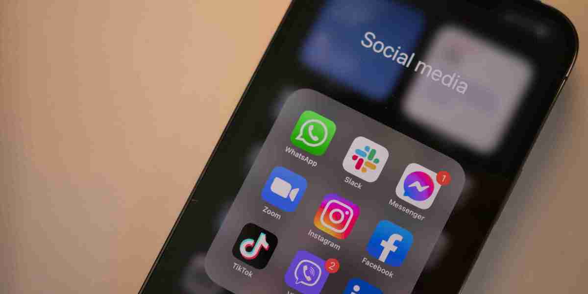 Social Media Marketing Services vs. Social Media Customer Service: A Strategic Guide