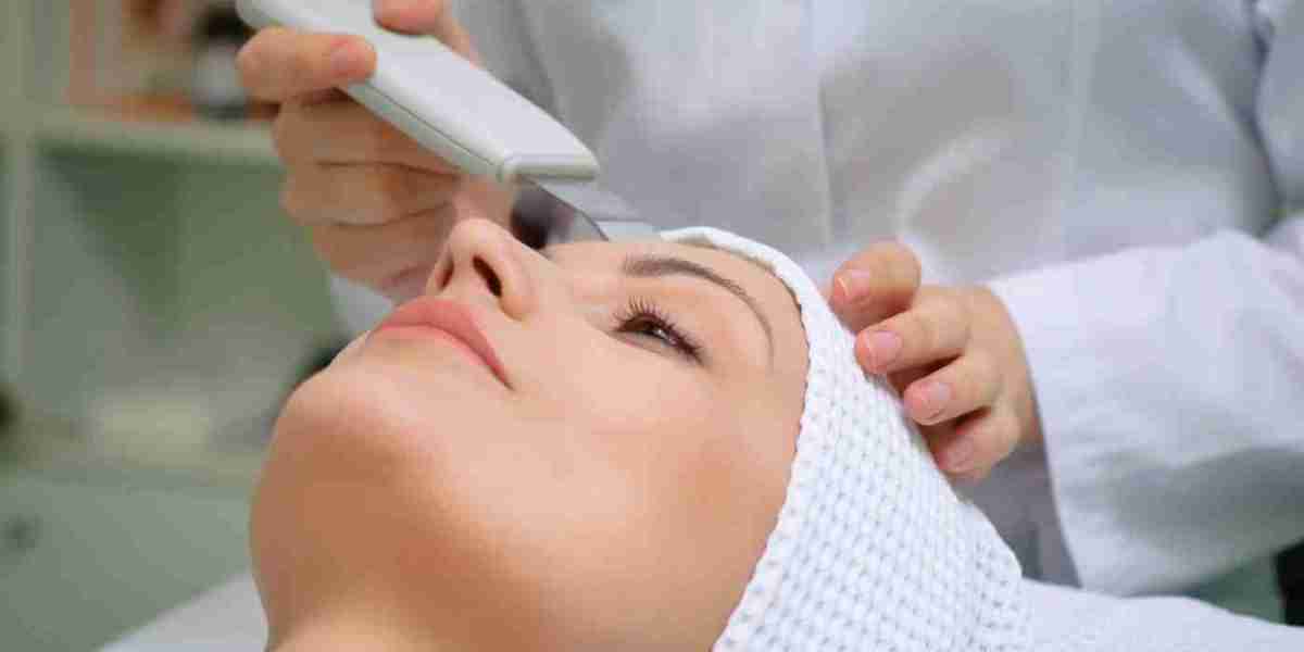 Can people with skin conditions like eczema or rosacea get a Hydrafacial?