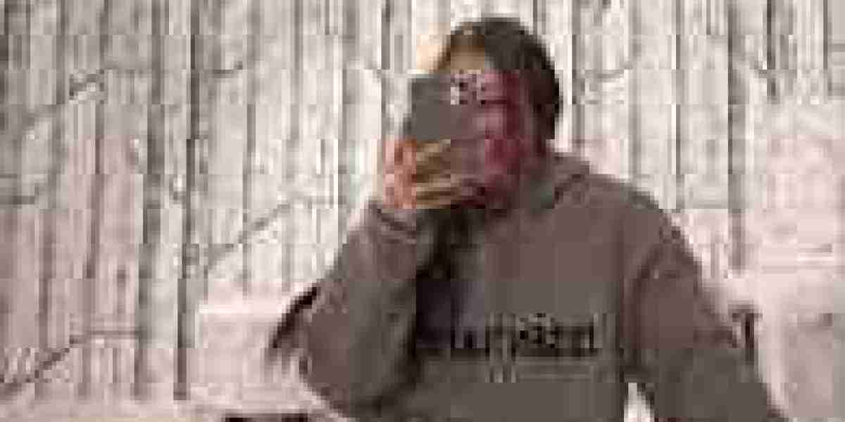 Essentials Hoodie Deutschland: Minimalistische Streetwear mit globalem Einfluss