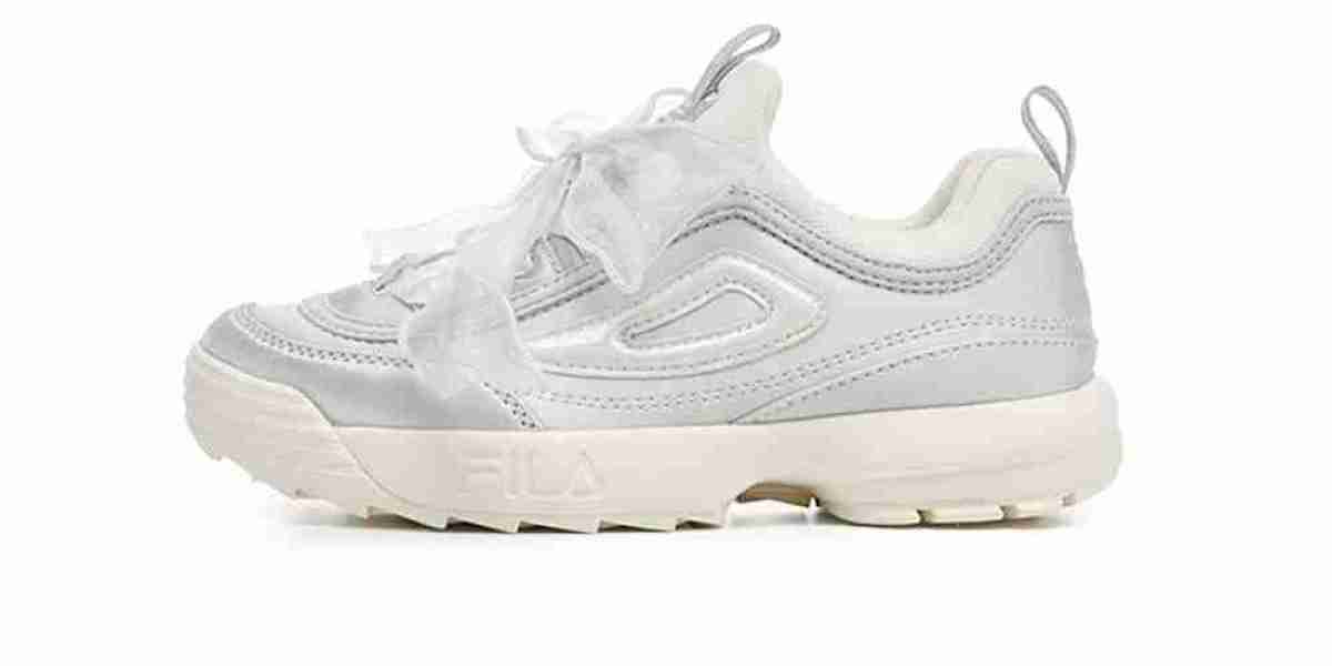 運動鞋新趨勢：斐樂經典老爹鞋與童鞋風格