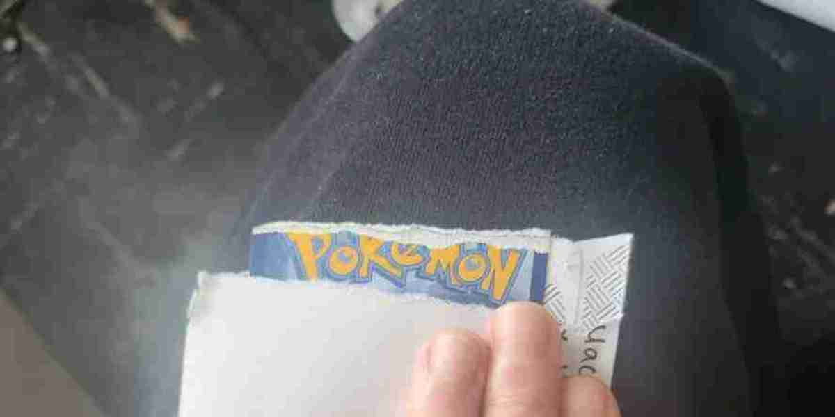 Pokémon-Karten öffnen: Vorsicht vor Toploader-Rissen