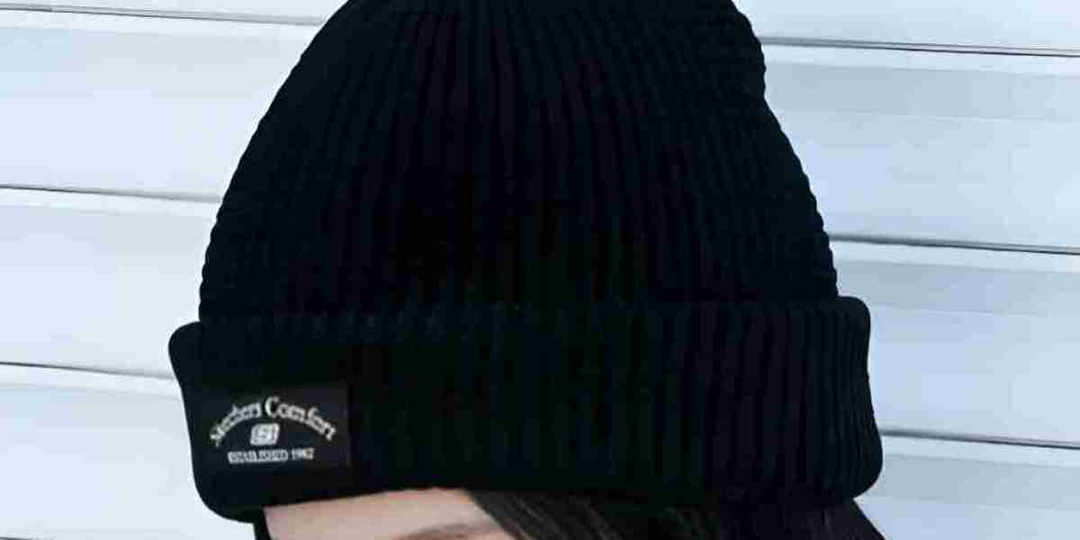 一頂搞定所有穿搭！Skechers深黑針織帽的懶人時尚學