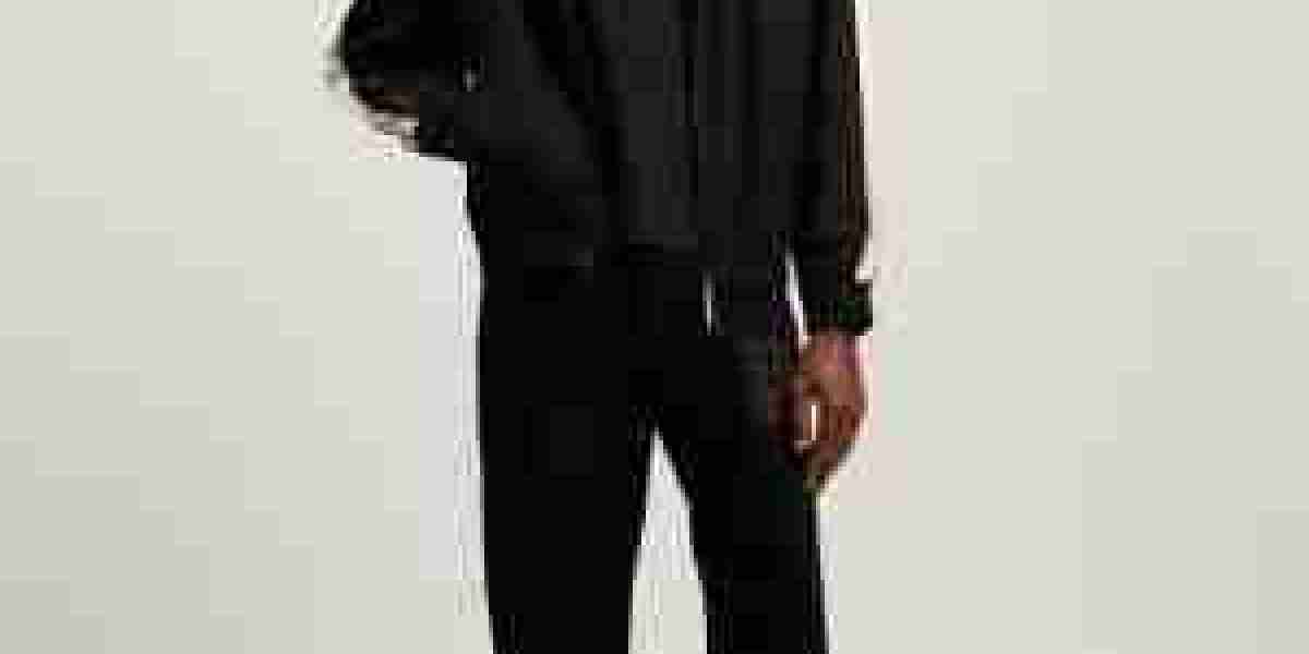 Syna Tracksuit: The Ultimate Statement of High-Quality Streetwear and New Identity.