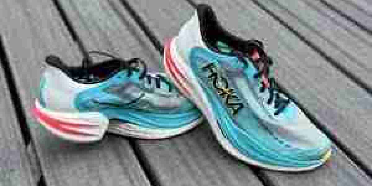 Marathon Running Shoes: Choosing the Right Pair for Long-Distance Performance