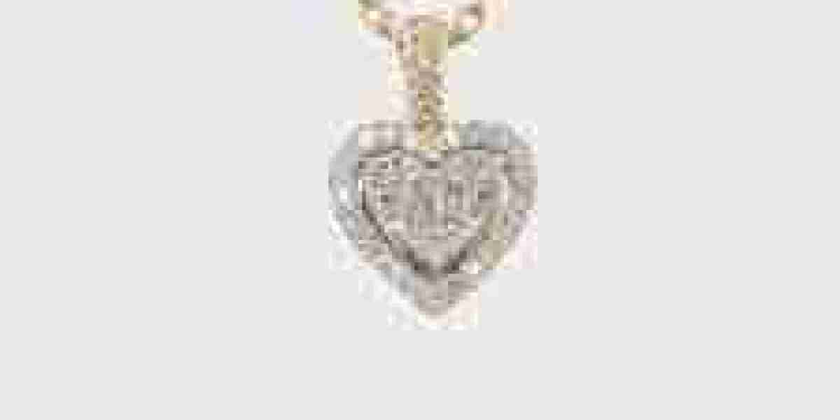 A Diamond Heart Necklace – The Perfect Symbol of Love