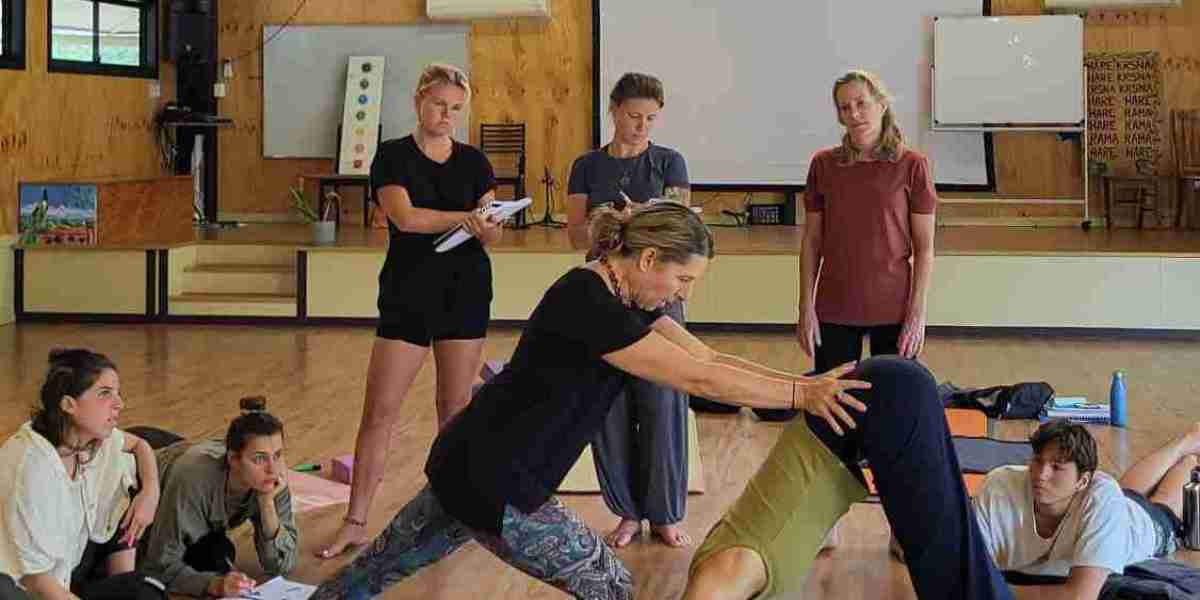 How to Choose the Right Yoga Instructor Course for Your Goals and Lifestyle